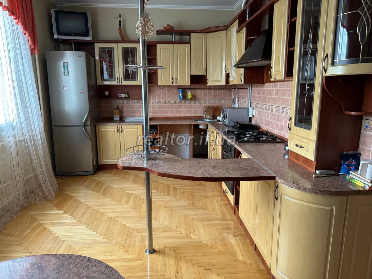 Prodazh_budynku_v_Uhornykakh_velykoyi_ploshchi_z_remontom_ta_meblyamy_22441_37_1686579456.jpeg