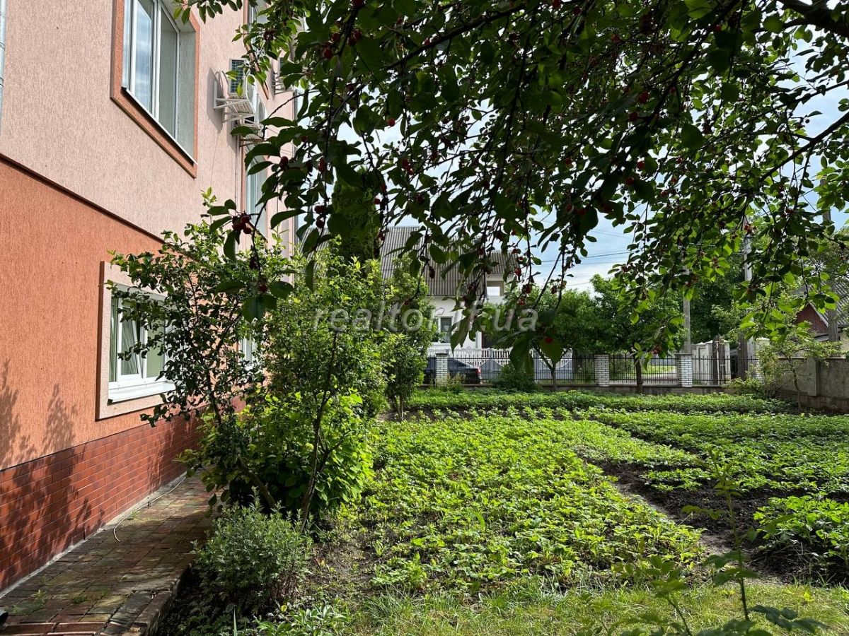 Prodazh_budynku_v_Uhornykakh_velykoyi_ploshchi_z_remontom_ta_meblyamy_22441_9_1686579452.jpeg
