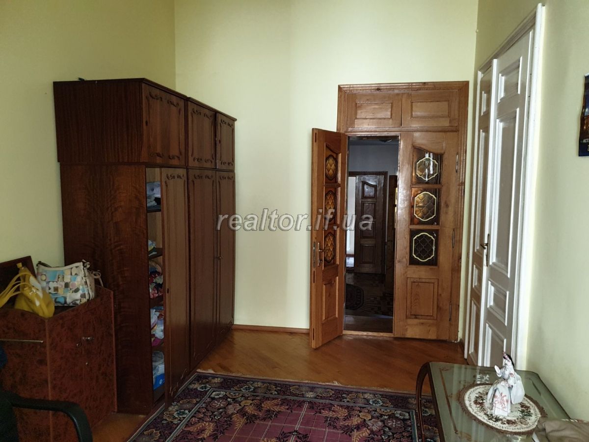 Prodazh_budynku_v_tsentri_mista_Ivano-Frankivska_z_vlasnym_podvir«yam_18054_3_1593700829.jpg