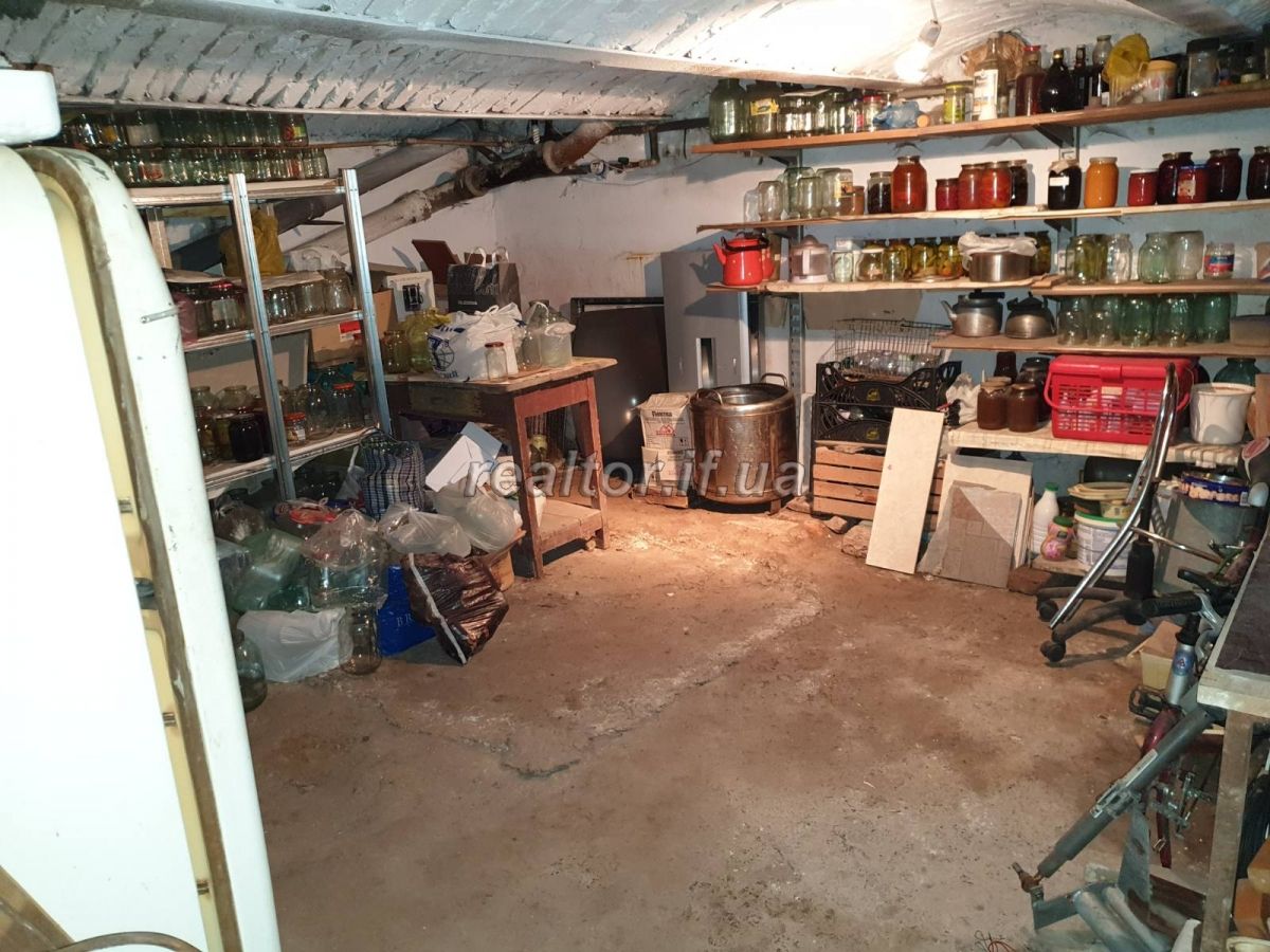 Prodazh_budynku_v_tsentri_mista_Ivano-Frankivska_z_vlasnym_podvir«yam_18054_3_1593700932.jpg