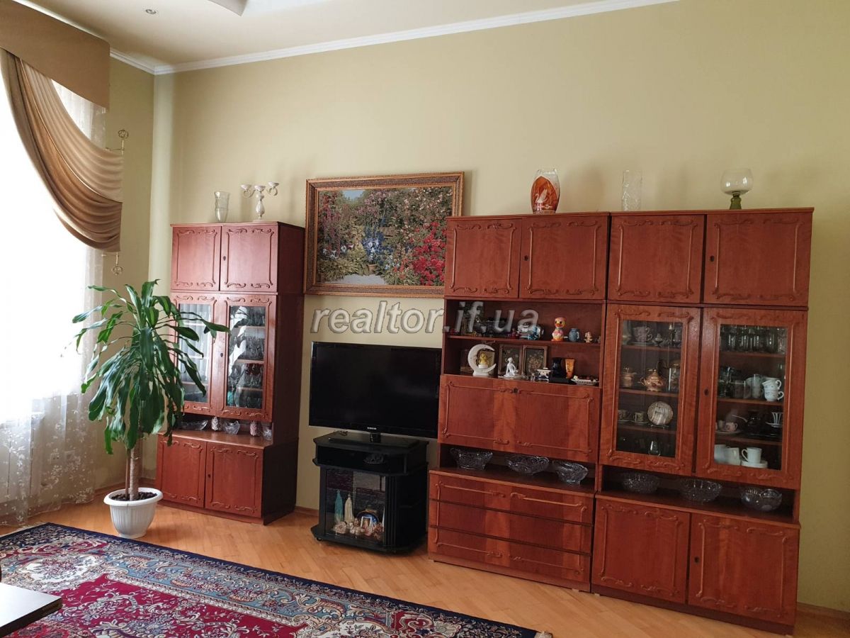 Prodazh_budynku_v_tsentri_mista_Ivano-Frankivska_z_vlasnym_podvir«yam_18054_4_1593700755.jpg