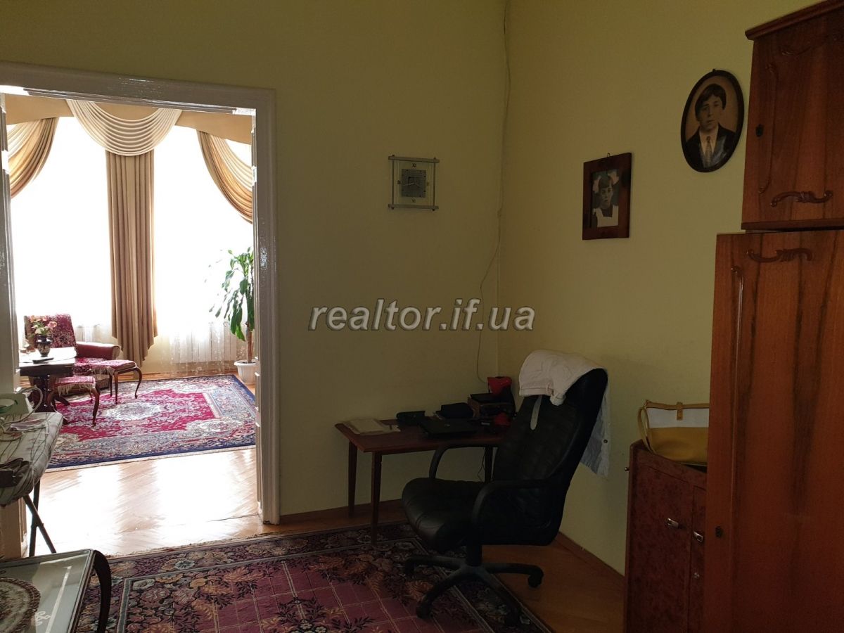 Prodazh_budynku_v_tsentri_mista_Ivano-Frankivska_z_vlasnym_podvir«yam_18054_4_1593700982.jpg