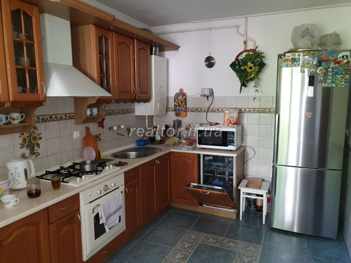 Prodazh_budynku_v_tsentri_mista_Ivano-Frankivska_z_vlasnym_podvir«yam_18054_5_1593700885.jpg