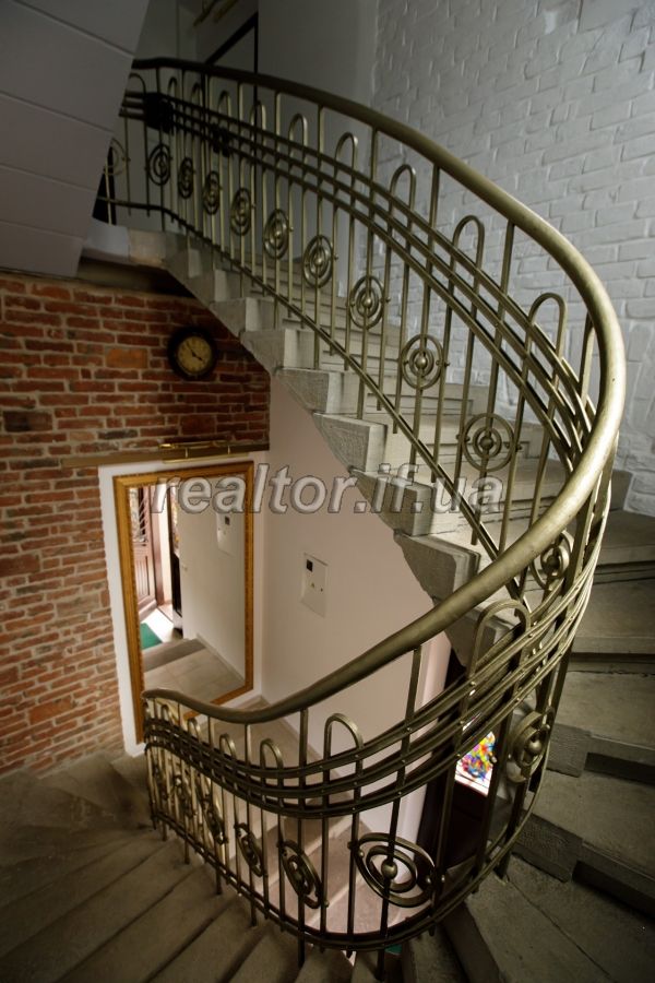 Prodazh_eksklyuzyvnoyi_kvartyry_z_yakisnym_remontom_ta_harazhem_v_tsentri_mista_po_vulytsi_Shopena_18451_13_1626701961.jpeg
