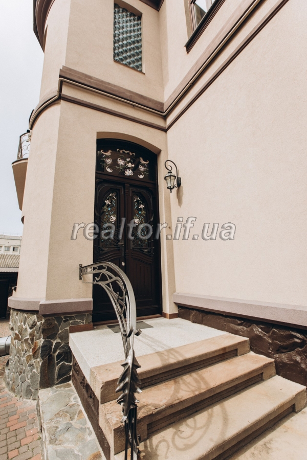 Prodazh_eksklyuzyvnoyi_kvartyry_z_yakisnym_remontom_ta_harazhem_v_tsentri_mista_po_vulytsi_Shopena_18451_17_1626701962.jpeg