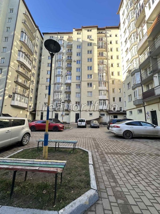 Verkauf einer unfertigen Dachgeschosswohnung in der Nezalezhnosti-Straße