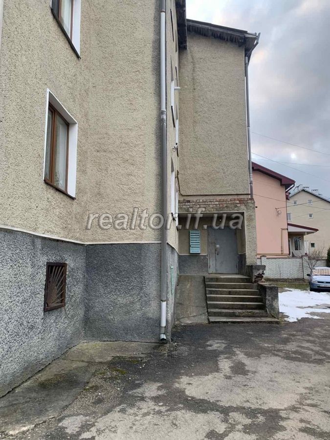 Prodazh_kvartyry_v_malopoverkhovomu_budynku_z_harazhem_iz_prybudynkovoyu_terytoriyeyu_20633_16_1629444940.jpeg