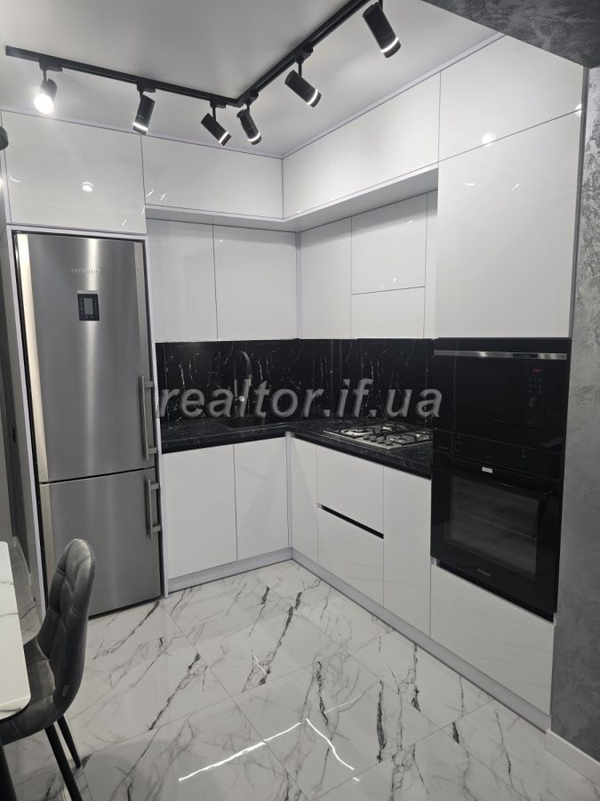 Продажа квартиры с евроремонтом и мебелью в центре города по улице Мельника