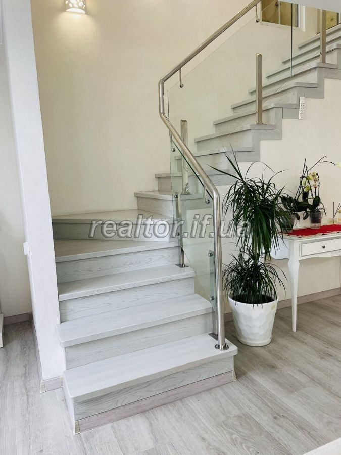 Prodazh_prostoroyi_dvokhrivnevoyi_kvartyry_v_sertsi_Ivano-Frankivska_z_remontom_ta_meblyamy__21374_10_1645182894.jpeg
