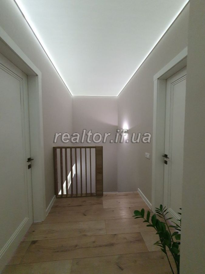 Prodazh_prostoroyi_dvorivnevoyi_kvartyry_z_remontom_v_tsentralnii_chastyni_mista__23768_1_1746440648.jpeg