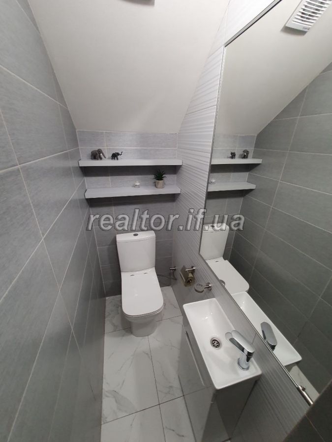 Prodazh_prostoroyi_dvorivnevoyi_kvartyry_z_remontom_v_tsentralnii_chastyni_mista__23768_5_1746440649.jpeg