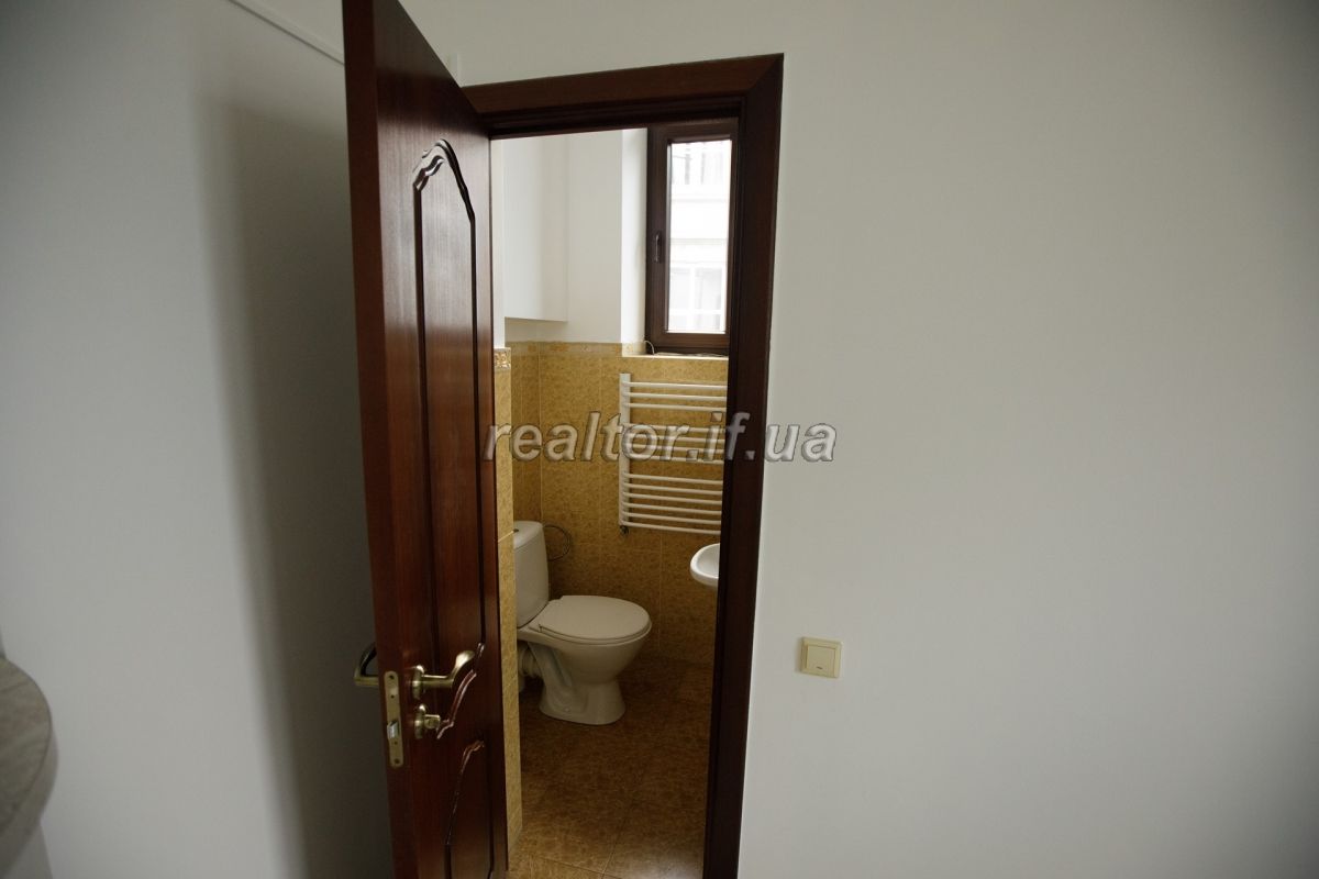 Prodazh_prymishchennya_v_tsentri_Ivano-Frankivska_po_vulytsi_Shopena_-_pershyi_poverkh__18448_2_1625841404.jpeg