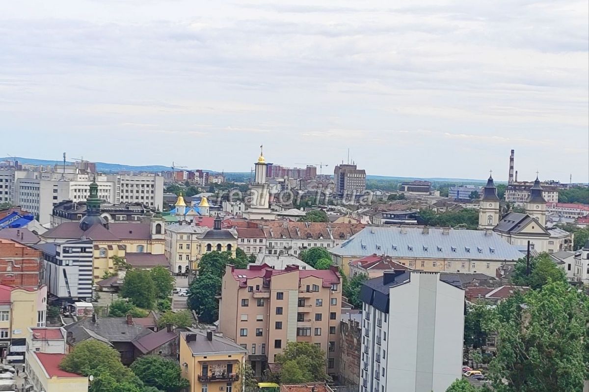 Продаж видової квартири в центрі міста по вулиці Південний Бульвар