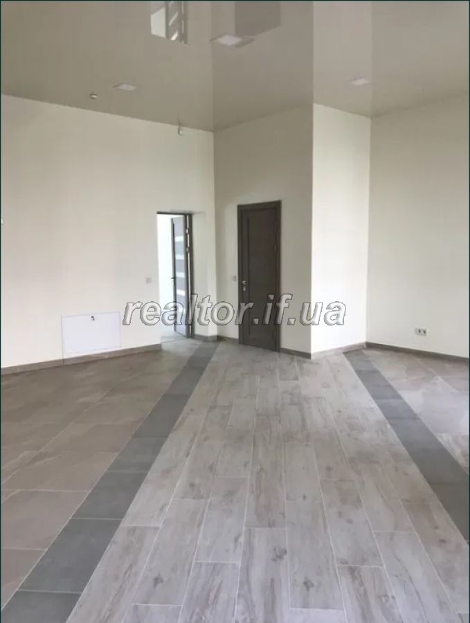 Prostore_prymishchennya_v_tsentri_mista_poruch_yakoho_ye_parkovka_i_velyka_prokhidnist_lyudei_20400_1_1624357134.jpeg