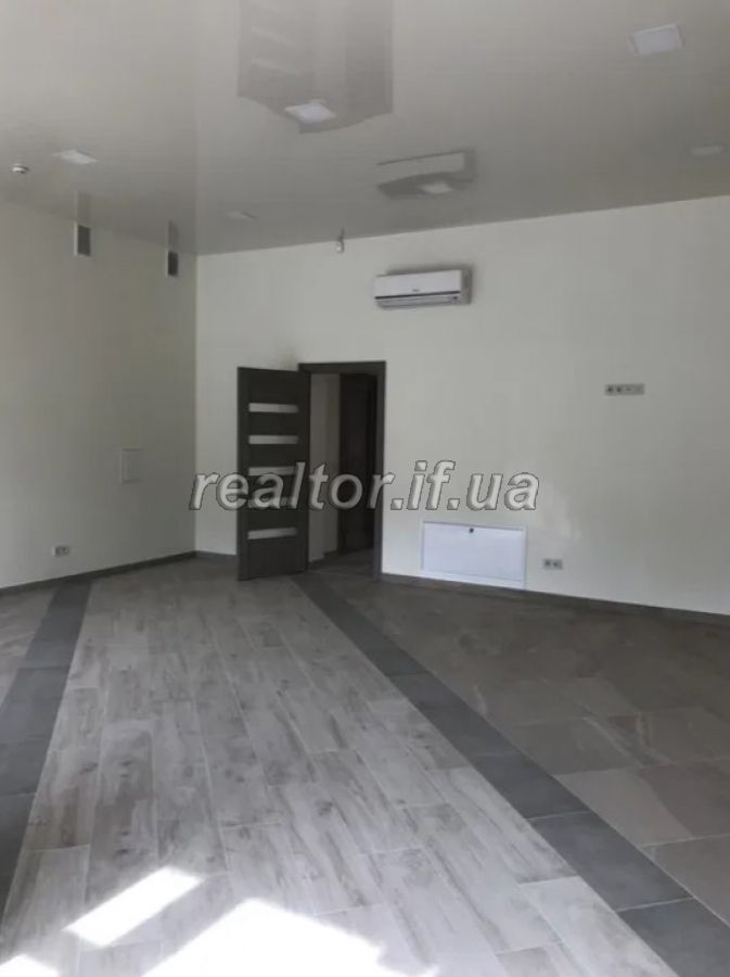 Prostore_prymishchennya_v_tsentri_mista_poruch_yakoho_ye_parkovka_i_velyka_prokhidnist_lyudei_20400_2_1624357134.jpeg