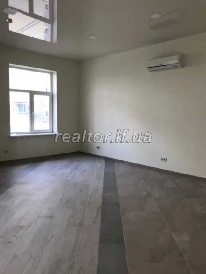 Prostore_prymishchennya_v_tsentri_mista_poruch_yakoho_ye_parkovka_i_velyka_prokhidnist_lyudei_20400_3_1624357134.jpeg
