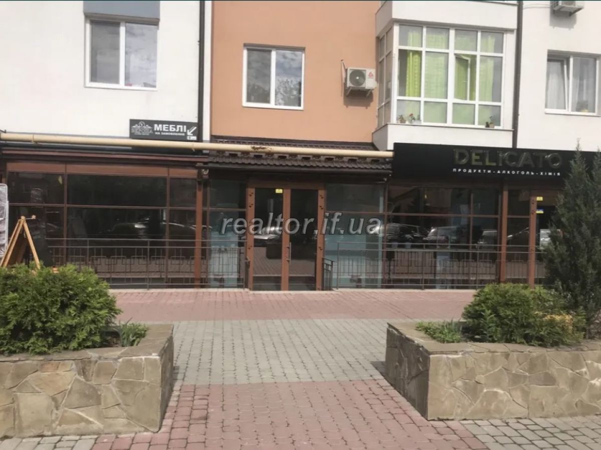 Prostore_prymishchennya_v_tsentri_mista_poruch_yakoho_ye_parkovka_i_velyka_prokhidnist_lyudei_20400_6_1624357134.jpeg