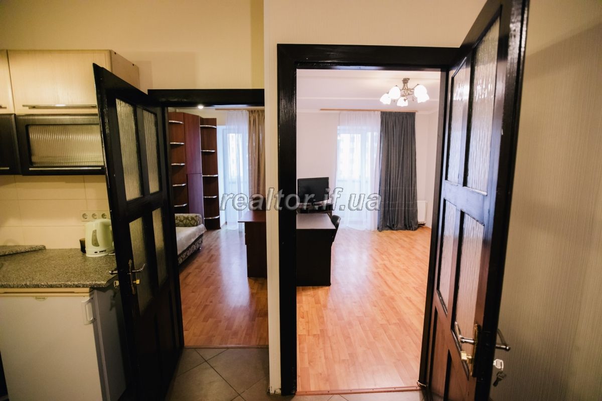 Moderne 1-Zimmer-Wohnung mit Möbeln und Geräten in 2 Schlafzimmer in Pasichna umgebaut