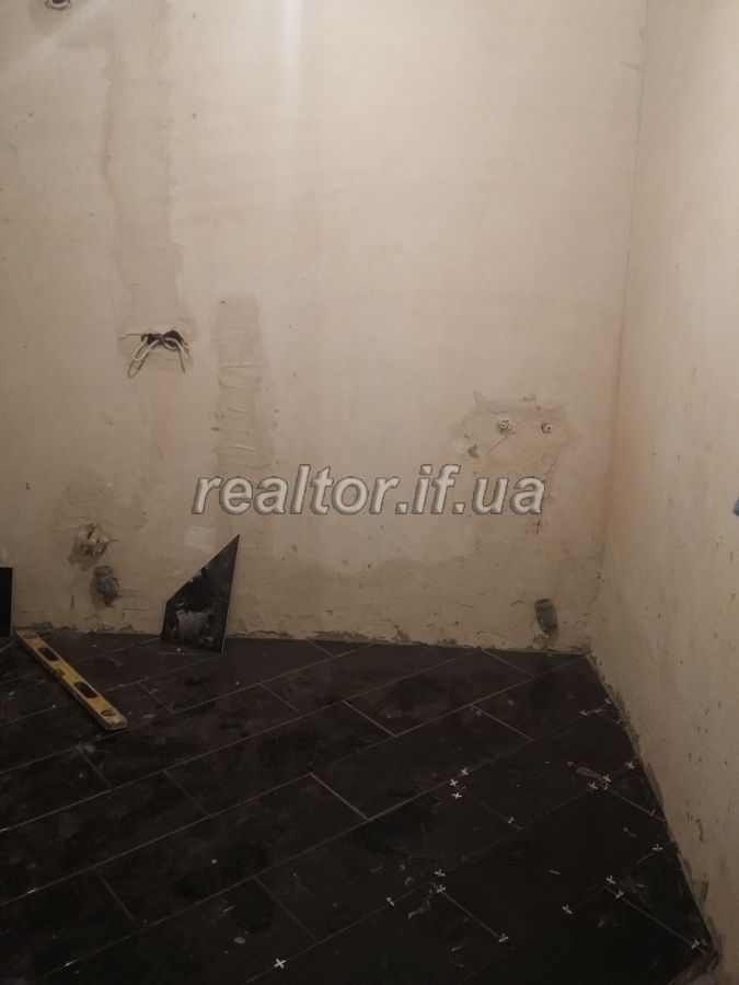 Trykimnatna_kvartyra_iz_70_vidsotkamy__remontu_v_zdanii_novobudovi_poruch_iz_torhovym_tsentrom_Arsen_14480_5_1518090432.jpg