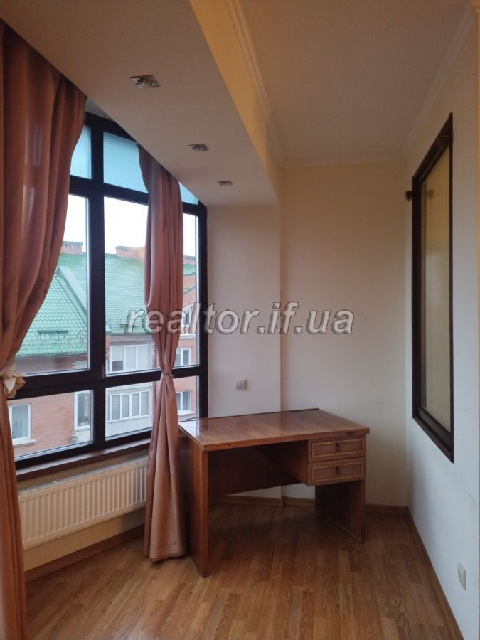 A three-room apartment in an occupied building near the river on Vytvytskogo Street