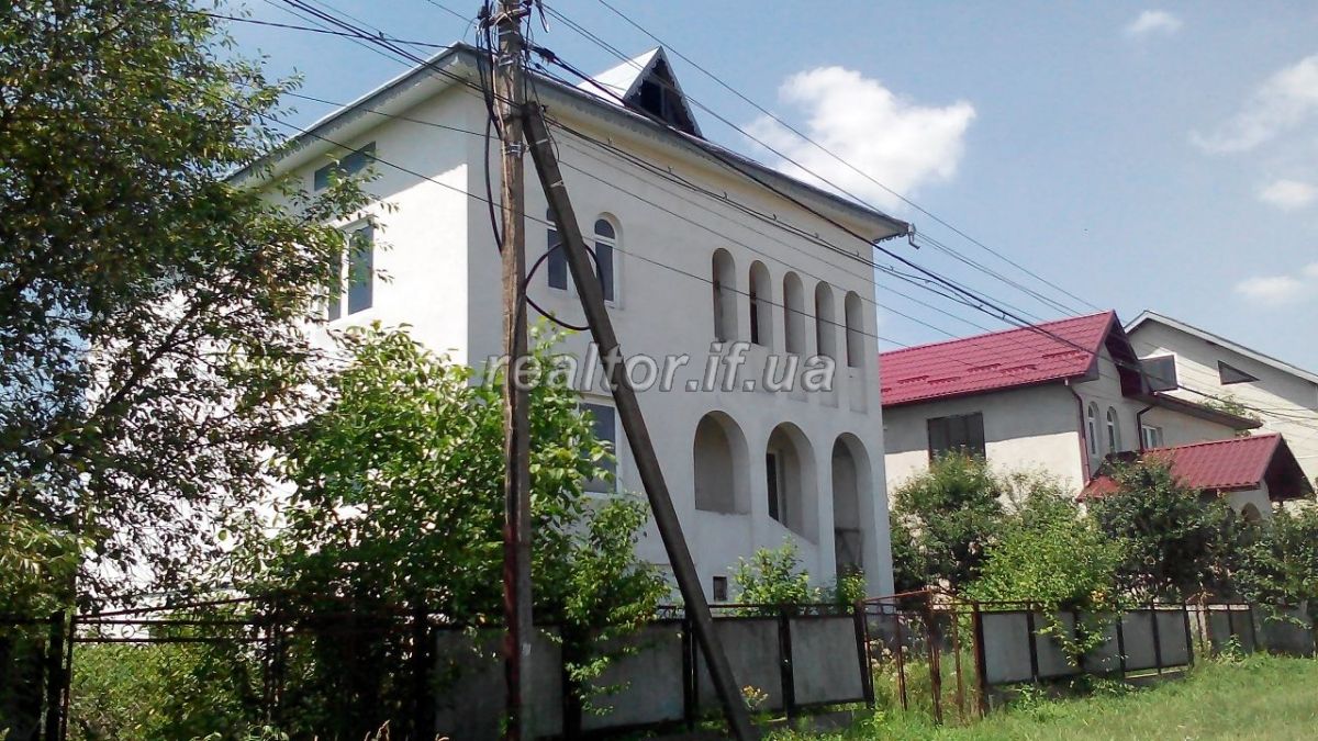 Большой особняк в Чукаловке в с отоплением в состоянии сырца