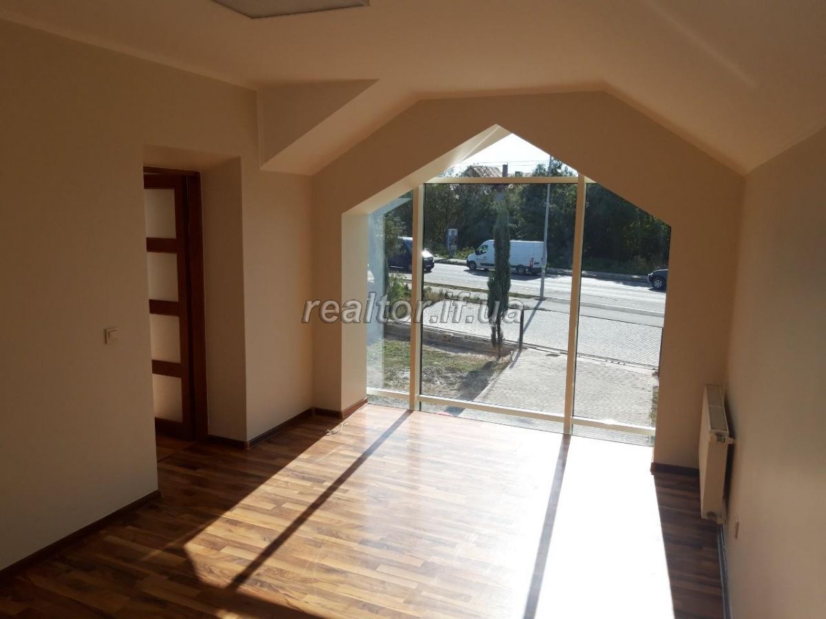 Zdayetsya_v_orendu_prymishchennya_po_vul_Naberezhnii_ploshcheyu_120_metriv_17019_4_1568805590.jpg