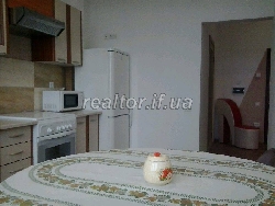 Mieten Sie eine Wohnung in der Mitte der Straße Chornovil