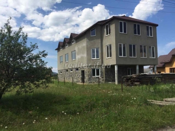 Das Haus ist unter dem Geschäft