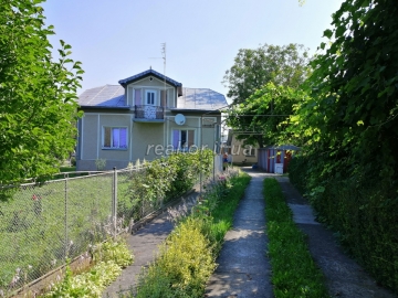 Das Haus befindet sich in einem Wohnzustand im zentralen Teil von Tysmenytsia