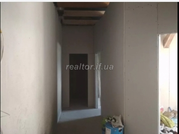 Dachgeschosswohnung ist zu einem erschwinglichen Preis in der Nähe des Zentrums