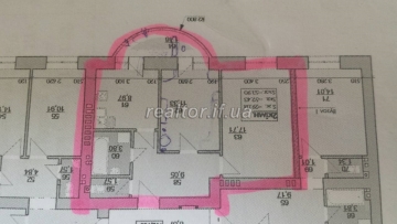 Wohnung mit rauer Arbeit in einem Elite-Haus