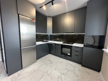 Wohnung mit europäischer Renovierung in einem bewohnbaren Neubau in der Khimikiv-Straße mit Möbeln und Geräten