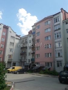 Die Mansarde eines großen Platzes auf der Mykolaychuk Street