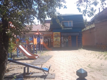 Rent or sale of a detached commercial building