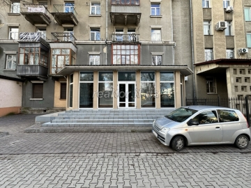 Оренда приміщення з великими панорамними вікнами