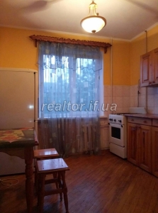 Ich werde eine schöne Einzimmerwohnung auf der Khotkevycha Straße mieten