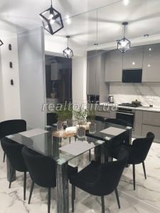 2-Zimmer-Wohnung mit renovierten Möbeln zum Verkauf in einem neuen Gebäude in Kaluske Shosse