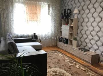 Продається двокімнатна квартира з підвалом по вулиці Хоткевича