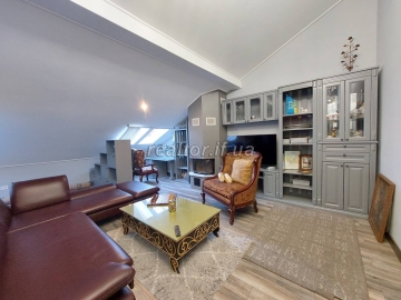 Zum Verkauf steht eine großzügige 2-Zimmer-Wohnung in der Polnischen Suite im Stadtzentrum