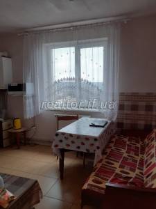 Eine geräumige zweistöckige Wohnung zum Verkauf in einer schönen Gegend in einem neuen bewohnten Haus