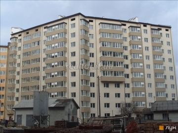A large two-level four-room apartment on Fedkovycha Street is for sale