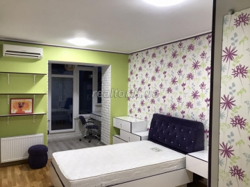 Eine große geräumige Wohnung mit renovierter und möblierter Wohnung in der Ivasyuk-Straße steht zum Verkauf