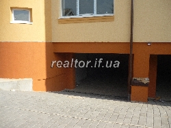 Buy three storey town house on the street of Peace. There are documents of ownership.