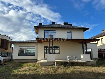 Sale of a house ready for renovation in a wonderful location in the village of Vovchynets