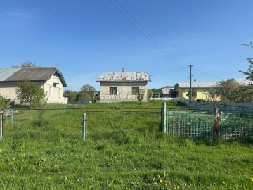House for sale with a land plot of 23 acres in the village of Pidpechery
