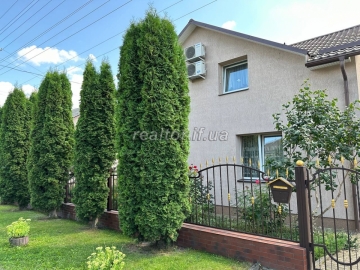 Sale of a ready-to-move-in house in a cozy location in the city