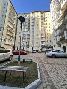 Продаж квартири незавершений ремонт мансардного типу по вулиці  Незалежності