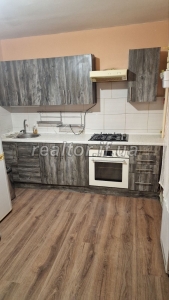 Wohnung zum Verkauf in einem Backsteingebäude in der Khimikiv-Straße