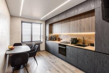 Wohnung mit stilvoller Designerrenovierung in einem neuen Wohnkomplex zu verkaufen