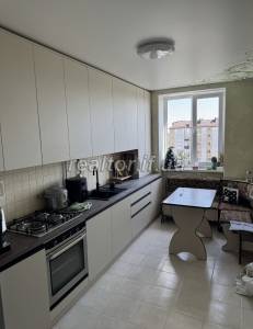 Verkauf einer Einzimmerwohnung mit Renovierung und Möbeln in einem Neubau in der Konovaltsa-Straße